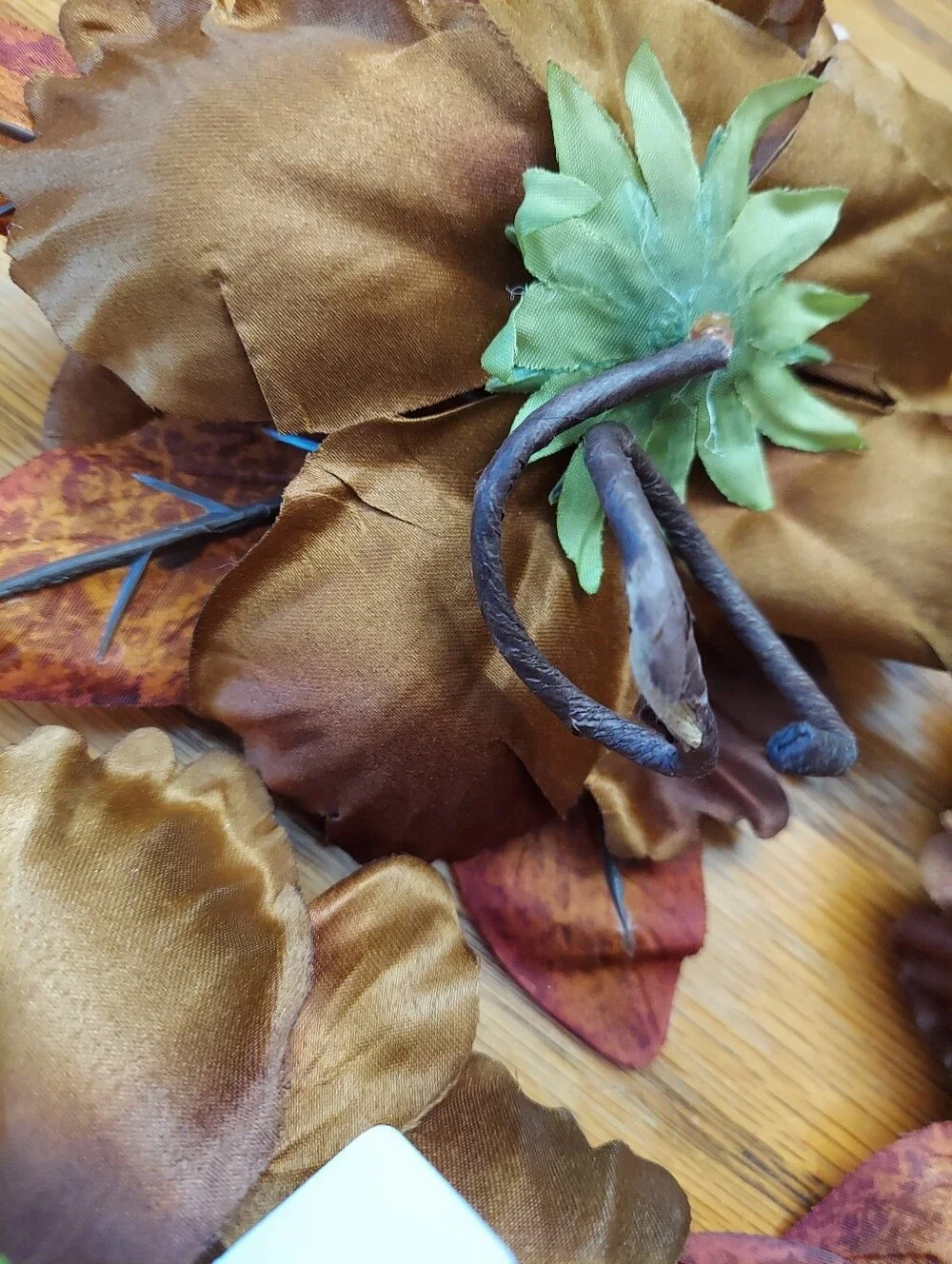 Pier 1 fall-themed floral napkin rings. Set Of 4  Autumn colors   8